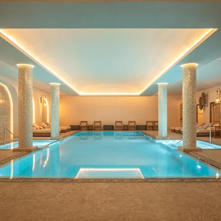 Ebel Pool & Szálloda