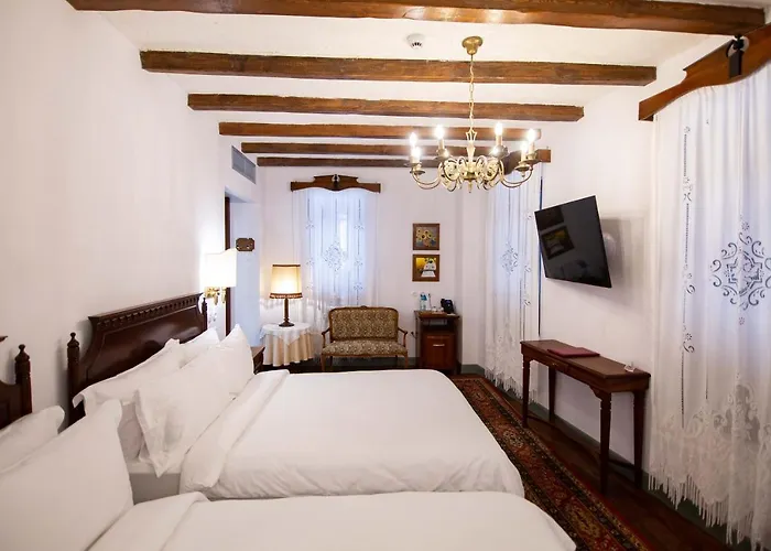 Ebel Pool & מלון 5*