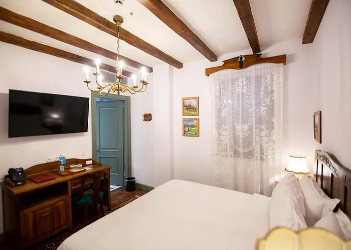 Ebel Pool & מלון 5*