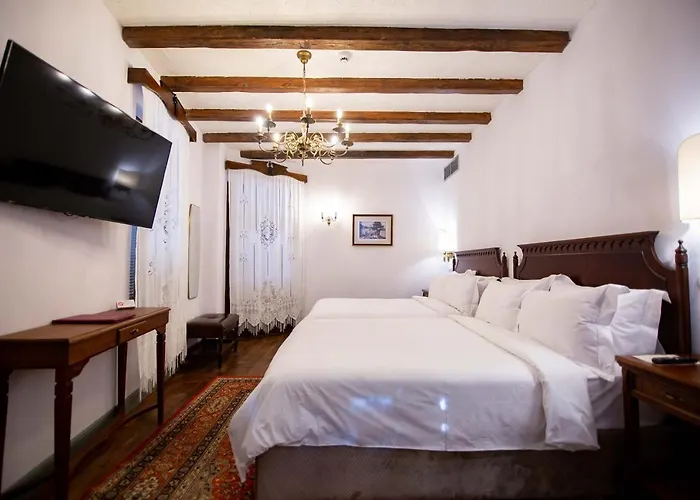 Ebel Pool & קורצ'ה