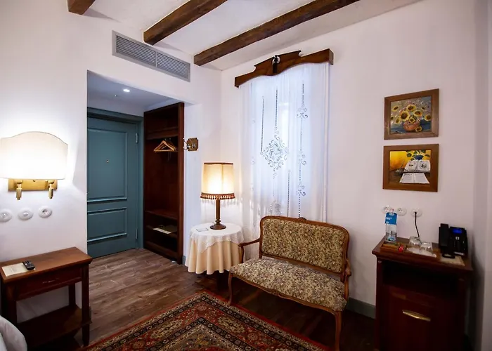 Ebel Pool & מלון