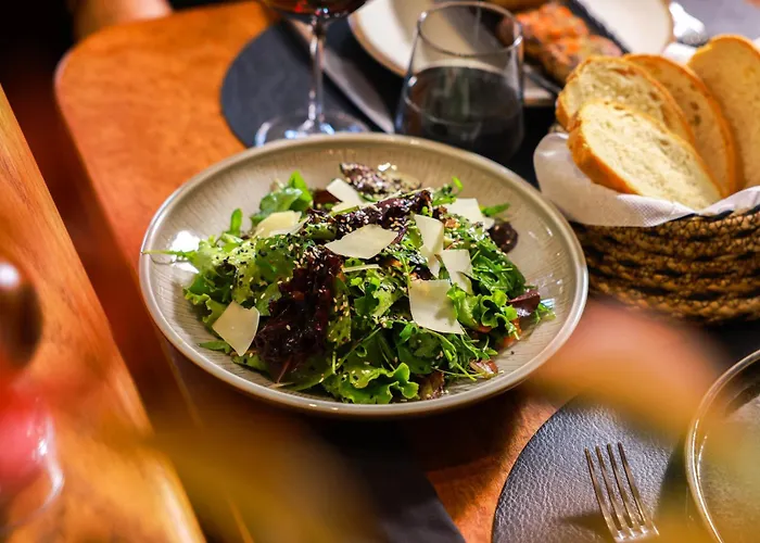 Ebel Pool & מלון