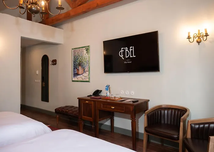 Ebel Pool & מלון קורצ'ה