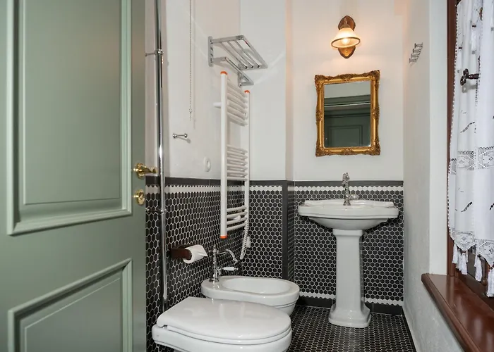 Ebel Pool & מלון