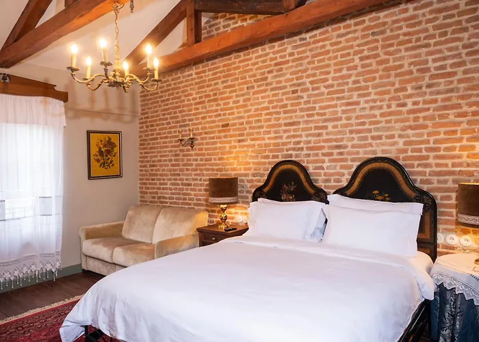 Ebel Pool & מלון קורצ'ה