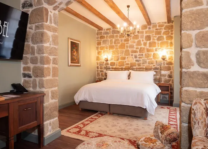 Ebel Pool & מלון 5*