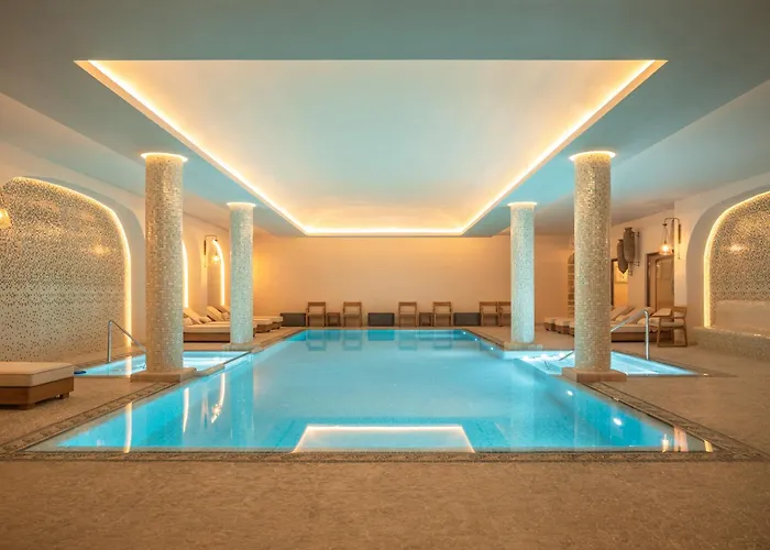 Ebel Pool & מלון